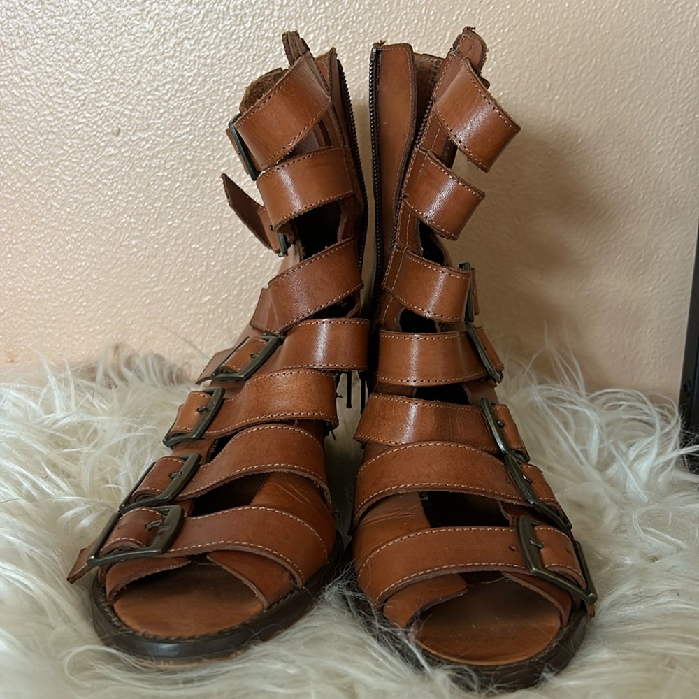 Adorable leather wedge
